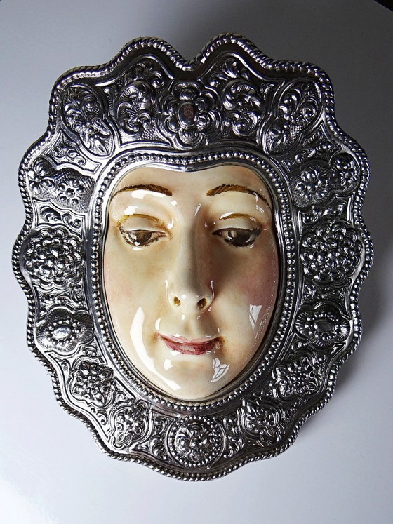Image 1 of Wandvotiefgeschenk van de Maagd van El Rocío, keramiek en gedreven metaal, Spanje, 20e eeuw
