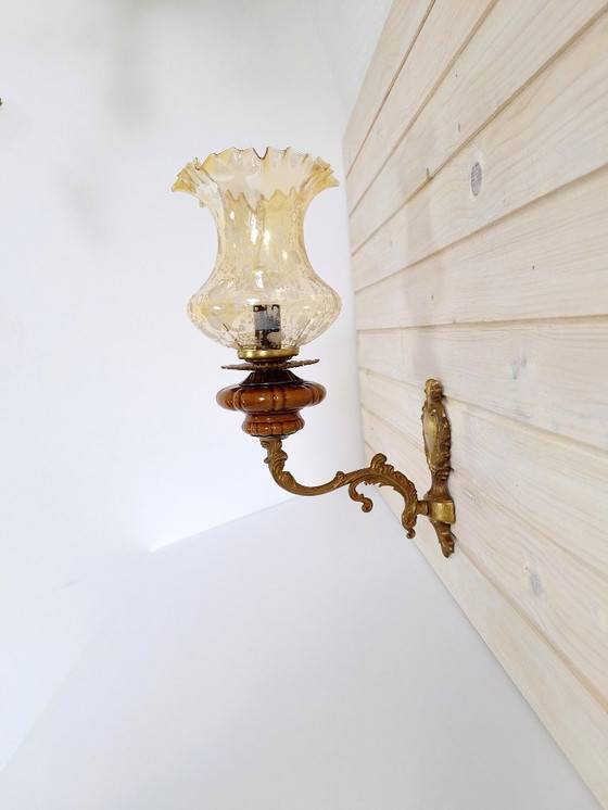 Image 1 of Vintage messing wandlamp met keramische toevoeging en amberkleurige kap / Joegoslavië, jaren 70