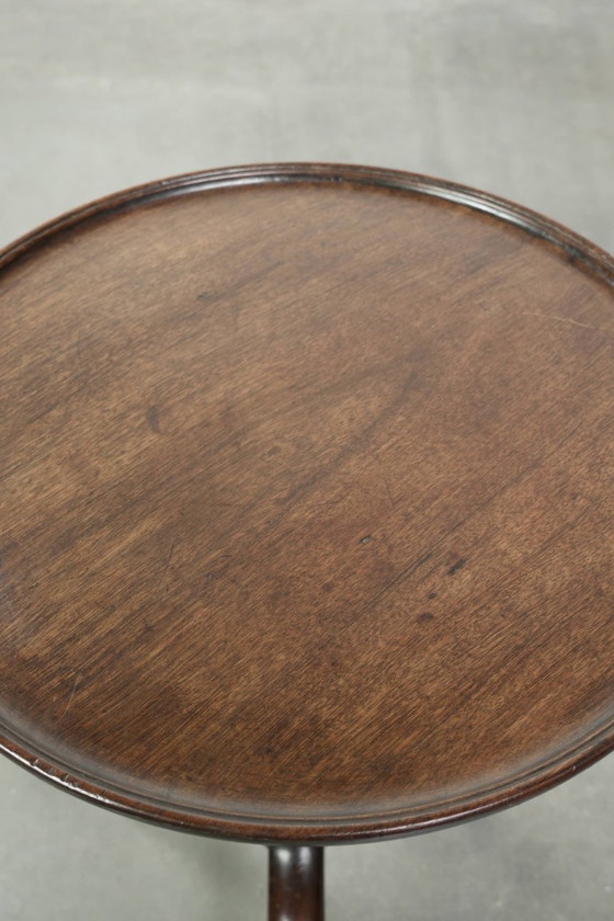 Image 1 of Charmante antieke Engelse ronde bijzet/ wijntafel uit eind 18e/ begin 19e eeuw met een prachtige diep en warm patina