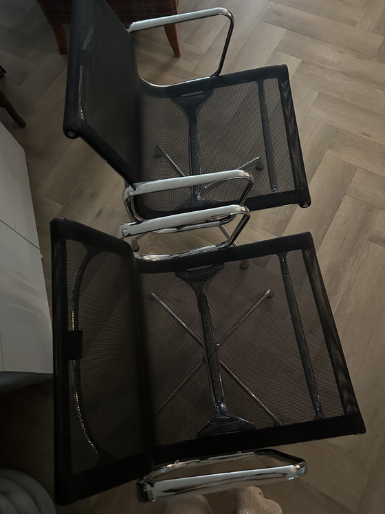 Lot de deux Vitra Eames Aluminium Chairs EA 107 originales, conçues par Charles & Ray Eames. (photo 4 of 14)