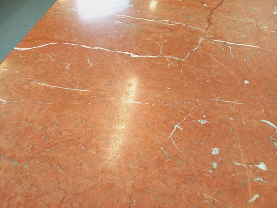 Image 1 of Vintage ovale eettafel van roze marmer uit de jaren 70/80.