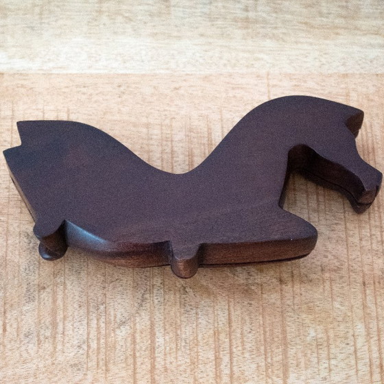 Image 1 of Coffre à chevaux en bois ajouré sculpté à la main