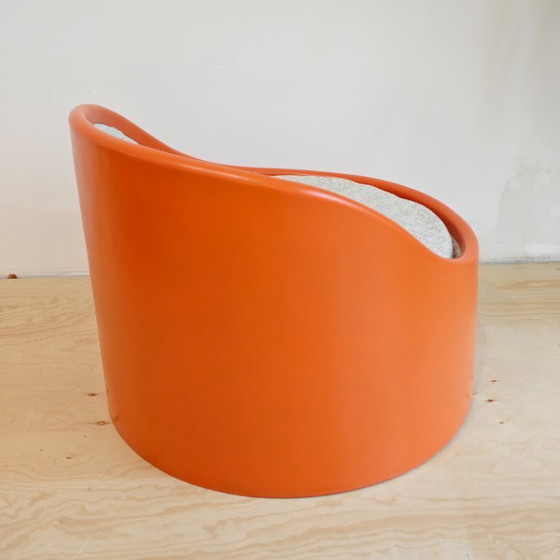 Image 1 of Chaise design fabriquée à partir d'une cabine téléphonique