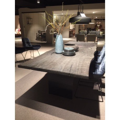 Janua dining room table Stefan Knopp