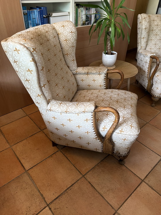 Paire de Fauteuils Vintage à Oreilles avec Accoudoirs en Bois – Style début 20e siècle – Wood (photo 3 of 5)