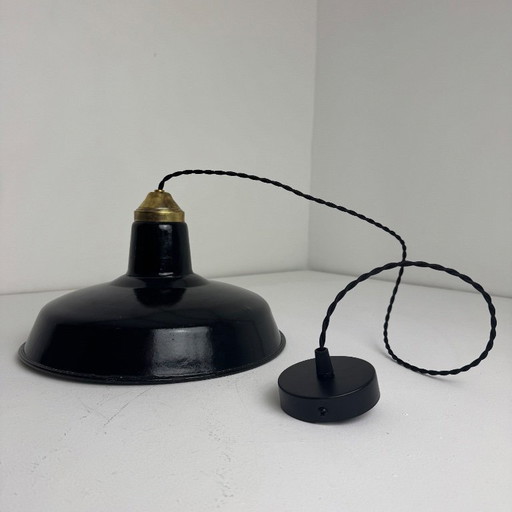 Lampada a sospensione industriale antica, smaltata, per officina.