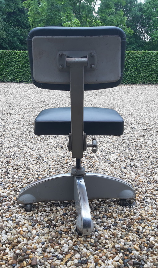 Vintage office chair 1950s Ahrend the Circle