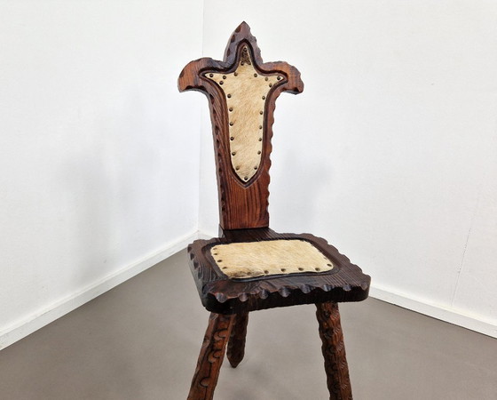 Tabouret espagnol à trois pieds | Cuir de vachette – Wood (photo 10 of 10)