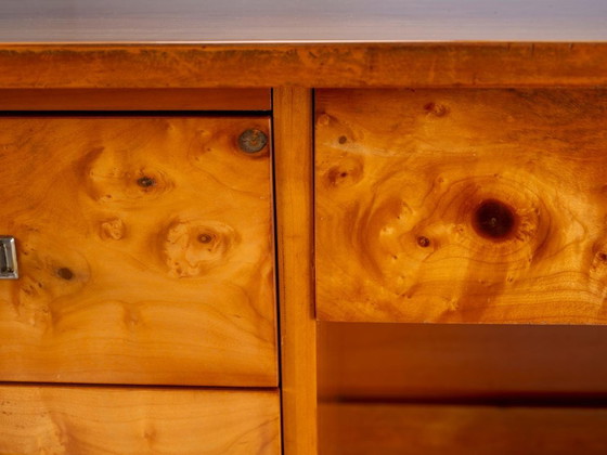 Escritorio de mediados de siglo con chapa de madera de raíz y ocho cajones, Checoslovaquia, 140,5 × 69,5 × (photo 15 of 15)