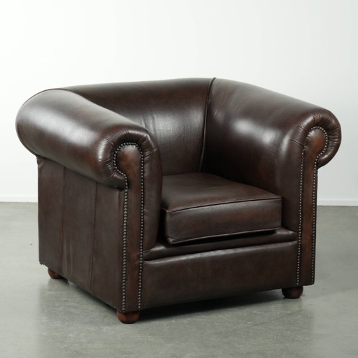 Luxe bruine rundleren chesterfield fauteuil met een tijdloze Engelse uitstraling