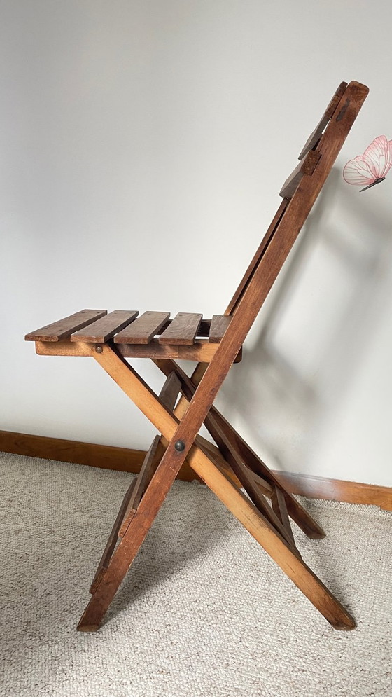 Image 1 of Antieke opklapbare houten stoel, een praktische en geometrische zitplaats. We zijn helemaal gecharmeerd van deze antieke stoel.