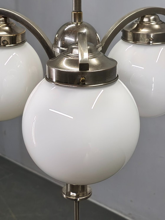Image 1 of Art Deco kroonluchter uit de jaren 30 van nikkel met opaalglazen bollen.