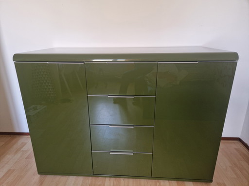 Sideboardschrank olivgrün mit Chromdetails und abgerundeten Ecken