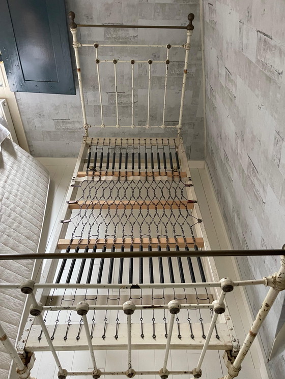 Image 1 of Lit ancien victorien en fer et laiton