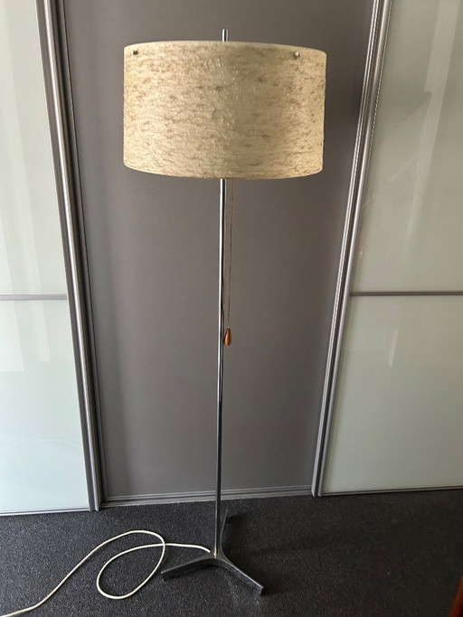 lampadaire chromé de style futuriste