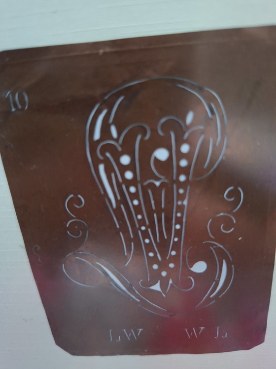 Image 1 of Gerahmte antike Kupferschablone der Buchstaben LW.