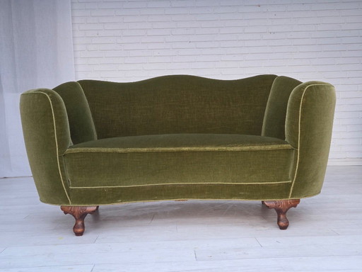 Dänisches 2-Sitzer-Sofa aus den 1960er Jahren, geschwungen, grüner Veloursbezug, Beine aus Eichenholz