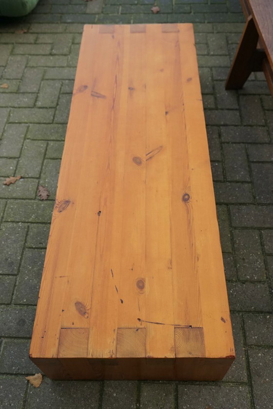 Image 1 of Table basse en pin, style Charlotte Perriand. France, années 1960.