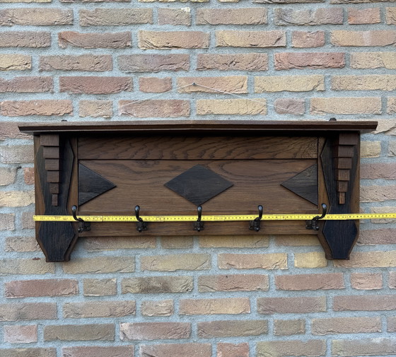Image 1 of Porte-manteau de l'école d'Amsterdam | vers 1920 | Chêne massif | Une pièce qui attire tous les regards