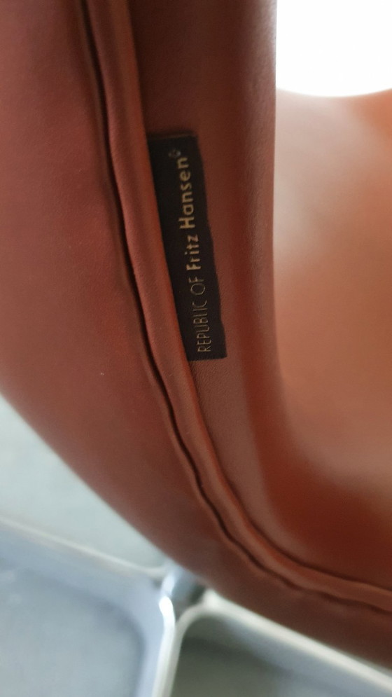 Image 1 of Poltrone a forma di cigno di Fritz Hansen in pelle rosso-marrone, 2 pezzi