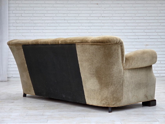 Image 1 of Deense driezitsbank uit de jaren 60, bekleed met groen meubelvelours en voorzien van eikenhouten poten.