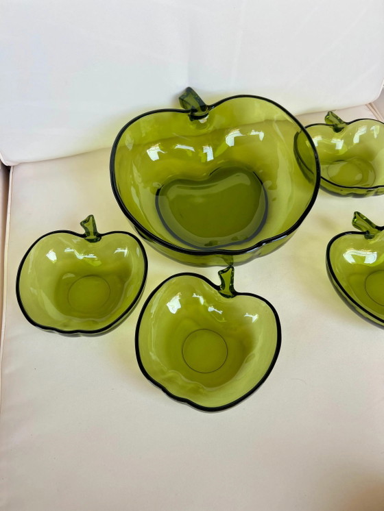 Vintage Groene Glazen Fruitschaal met 6 Dessertschaaltjes | Appelvorm | Jaren 70 Glazen Schalenset | – Glass (photo 5 of 8)