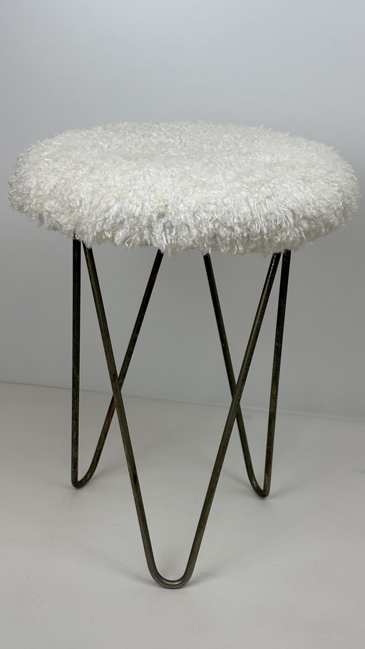 Tabouret vintage sur pieds en épingle à cheveux et fourrure blanche moelleuse