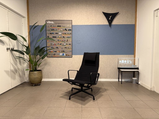 Vitra | Charles & Ray Eames | EA124 Lounge Chair | Black Hopsak & Black Aluminium | 1x