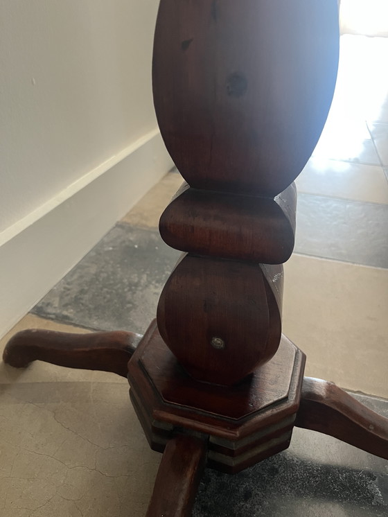 Image 1 of Wunderschöner antiker Beistelltisch aus Eiche – Originalbein