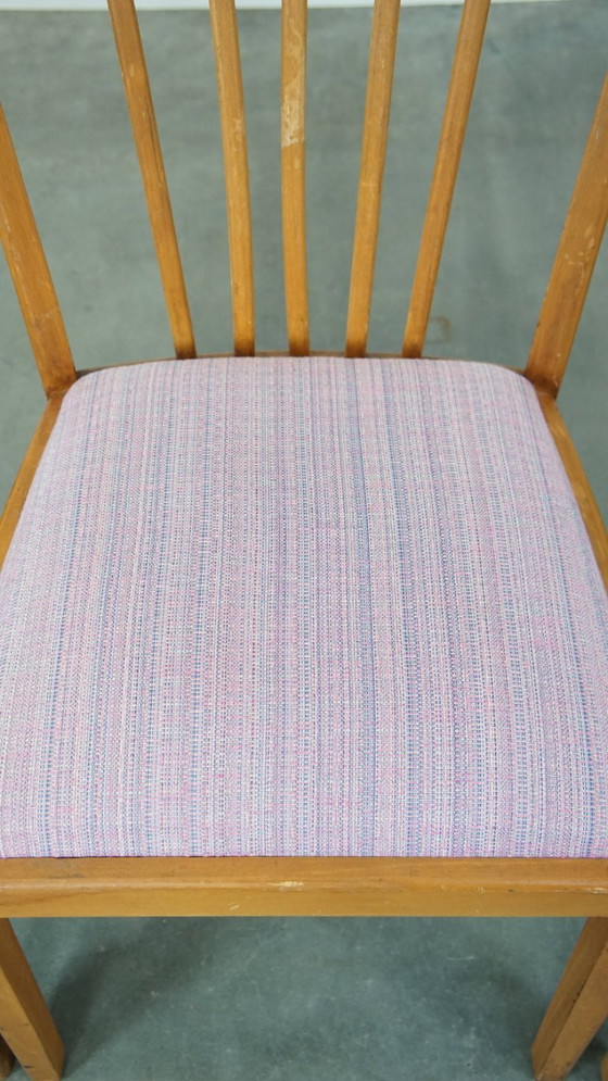 4 chaises de salle à manger vintage des années 70, avec assise en tissu et structure en bois. – Wood (photo 5 of 13)