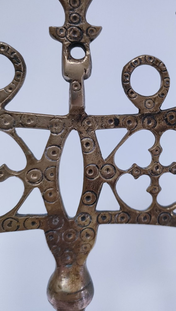 Image 1 of Kandelaar met pauwenmotief en wielen, massief messing