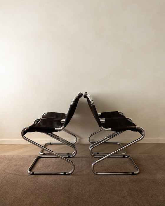 Sillas de comedor cantilever italianas de cromo y piel de vaca, años 70, juego de 4 – Leather (photo 3 of 18)