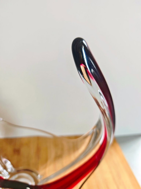 Image 1 of Coupe sculpturale vintage en cristal — « verre balancé » — cristal clair avec accent rouge/bordeaux