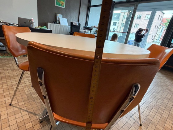 Image 1 of Ensemble de salle à manger vintage milieu du siècle – Table ronde et 4 chaises orange