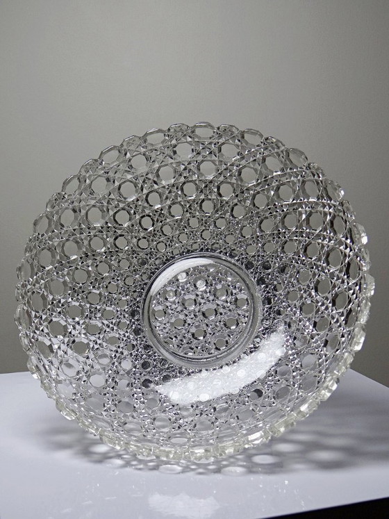 Image 1 of Bol antiguo de vidrio prensado con puntas de diamante, circa 1920-1950, sobre una base de peltre.