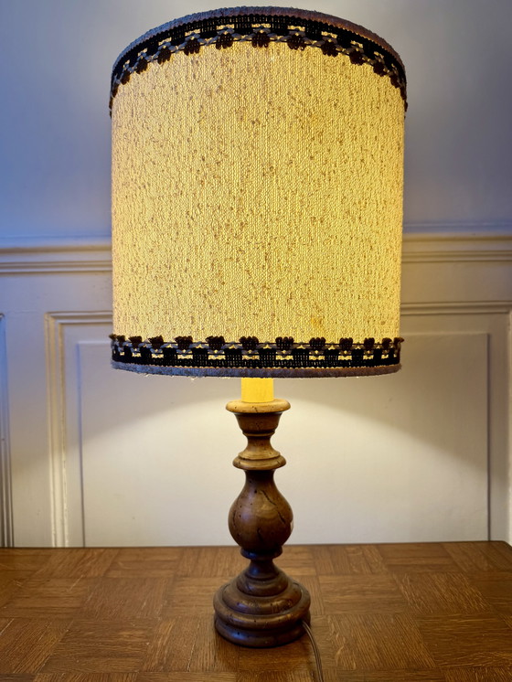 Image 1 of Grote gedraaide houten voetlamp