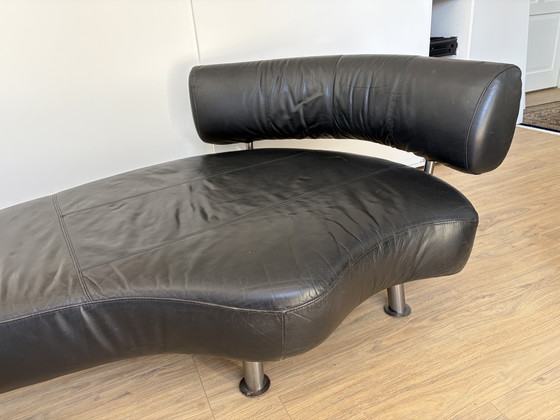 Image 1 of Divano Cheselong, design nero, rivestimento in pelle, gambe in acciaio.