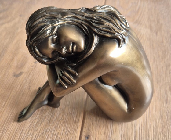 Image 1 of Mujer sentada