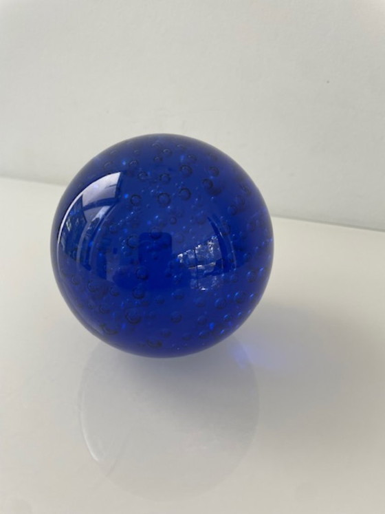 Image 1 of Juego de 4 esferas de cristal de IKEA, rojas y azules transparentes.