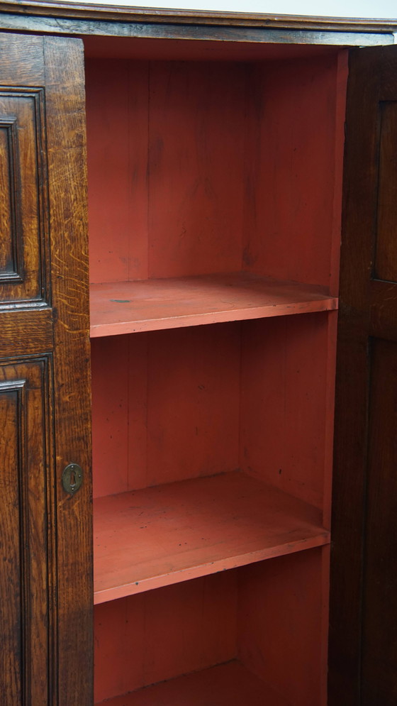 Image 1 of Ancienne armoire anglaise à 2 portes du 18ème siècle