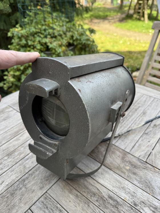 Image 1 of 💡 Lampadaire industriel chargé d'histoire | La précision suisse rencontre l'éclairage scénique néerlandais