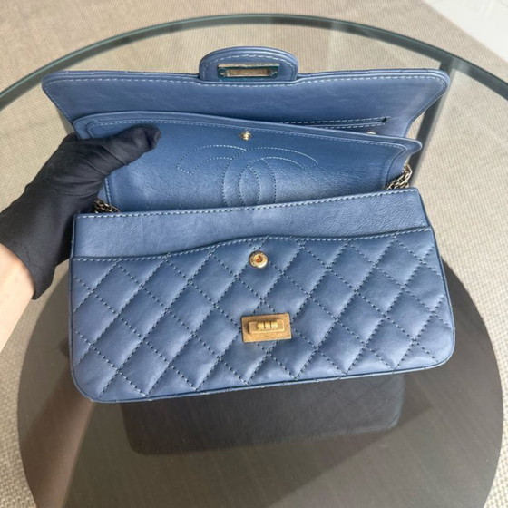 Image 1 of Chanel 2.55 Reissue 225 - 24 cm Caviar trapuntato blu con finiture dorate Serie 23