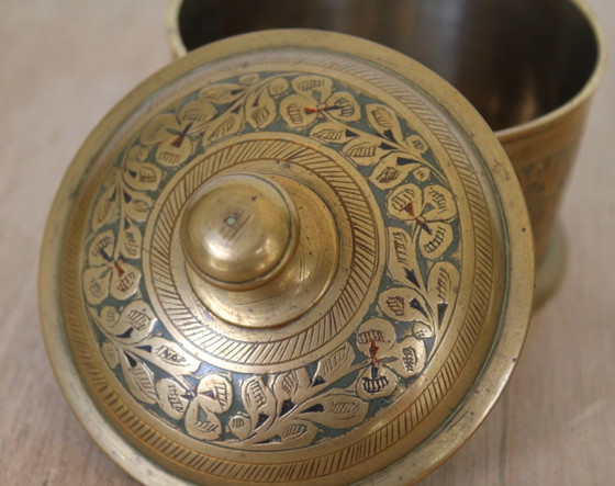 Image 1 of Pot à tabac/encens indien, en laiton émaillé, vintage milieu du XXe siècle