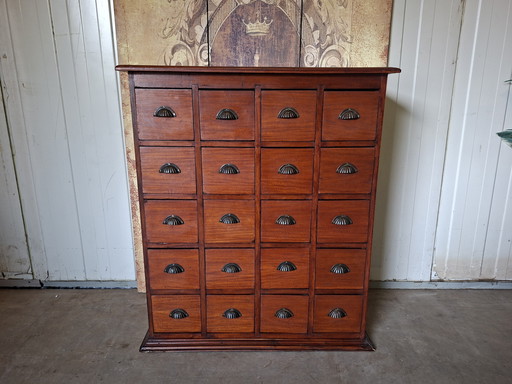Antieke teakhouten ladenkast, apothekerskast, archiefkast afm: 90x38cm en 104cm hoog.
