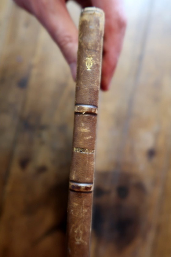 Image 1 of Melodische Eleganz: Antikes deutsches Notenbuch – Frühes 20. Jahrhundert, 2C06