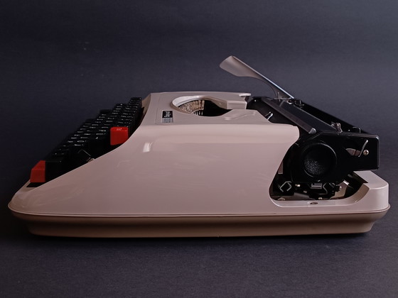 Image 1 of Macchina da scrivere Privileg 300 TR restaurata (1979) con carattere tipografico CUBE