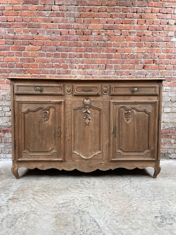 Image 1 of Credenza/buffet in stile rustico in rovere massello con intagli in legno.