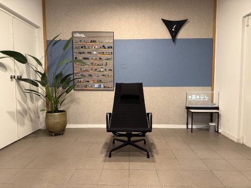 Vitra | Charles & Ray Eames | EA124 Lounge Chair | Black Hopsak & Black Aluminium | 1x