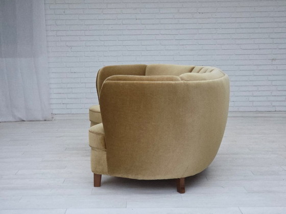 Image 1 of Deense "Banana" driezitsbank uit de jaren 60, origineel olijfgroen meubelvelours.