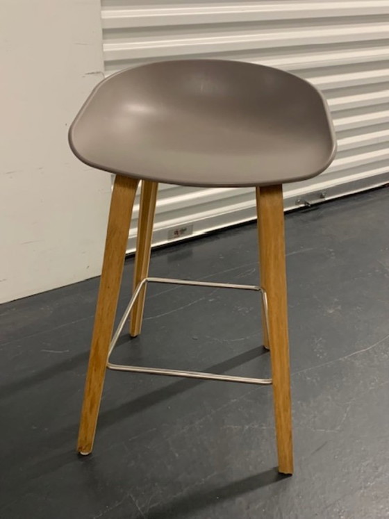 Barstool Hay – Plastic, Wood (photo 2 of 5)